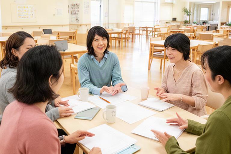 つくば市内の公民館で家計資料を見ながら相談する参加者