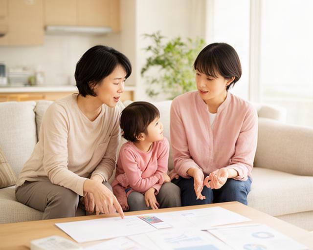 明るいリビングで教育資金の資料を見ながら家計を相談する共働きの夫婦